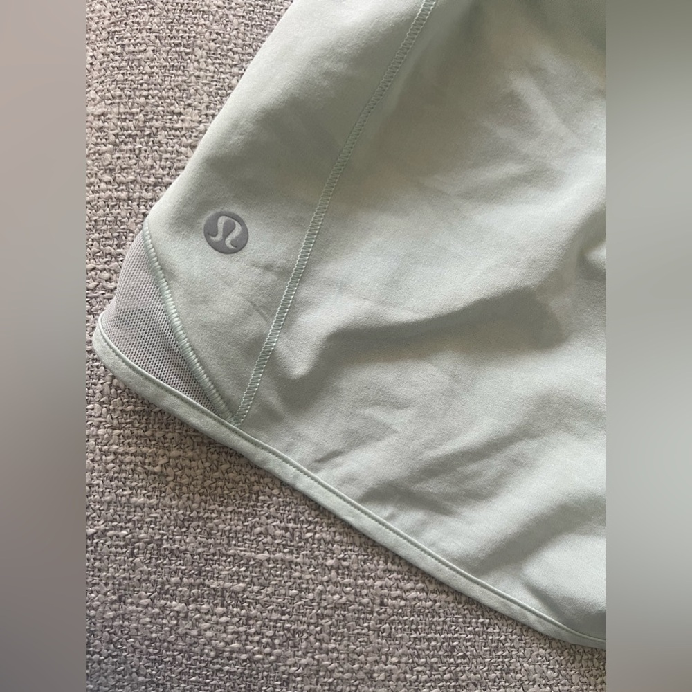 Lululemon hotty hot shorts low lined 4’’ delicate mint color